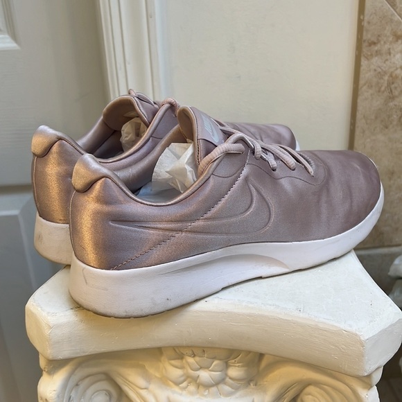NIKE TANJUN PINK SATIN RUNNING SNEAKER - Picture 13 of 17